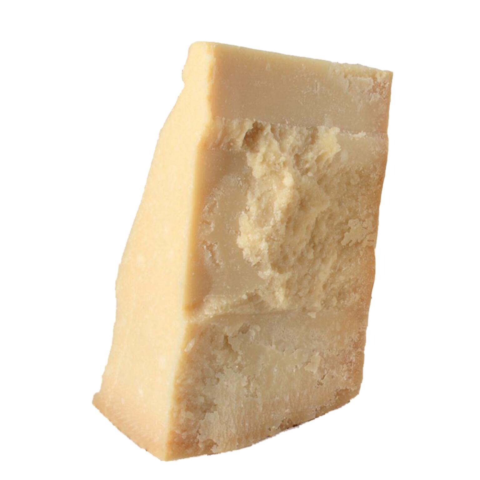 Formaggio stagionato italiano da grattugia a pezzi