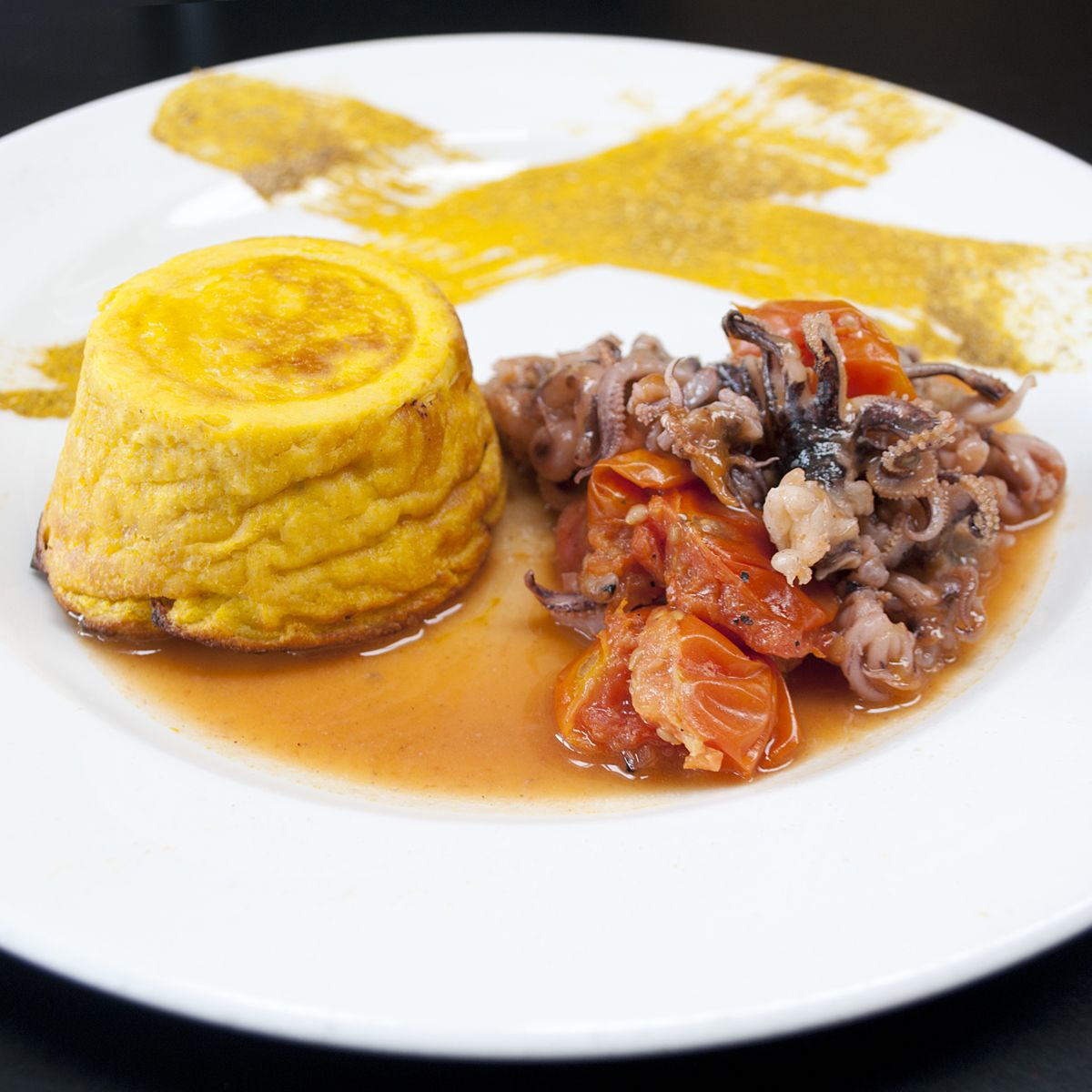 Flan di zucca con ciuffi di calamaro e pomodorini