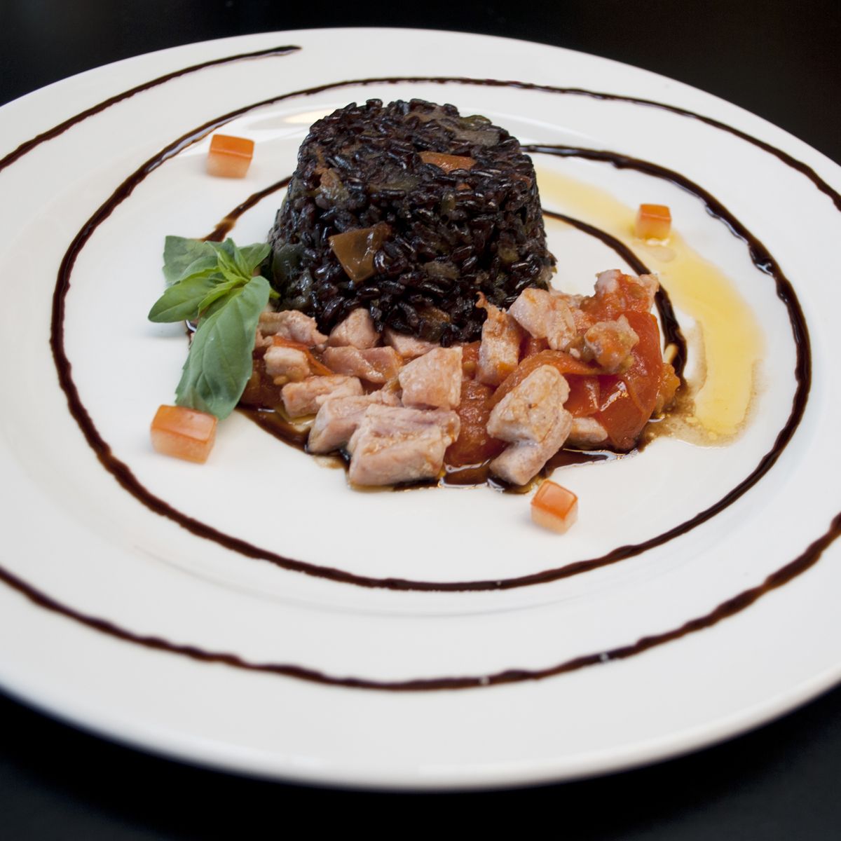 Timballo di riso venere con tonno fresco scottato