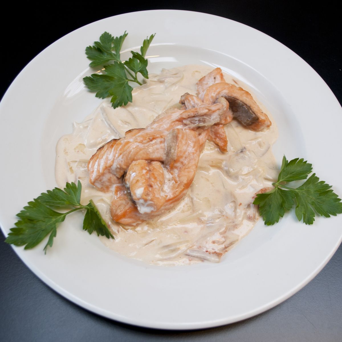 Treccia di salmone in salsa di scalogno al Brandy