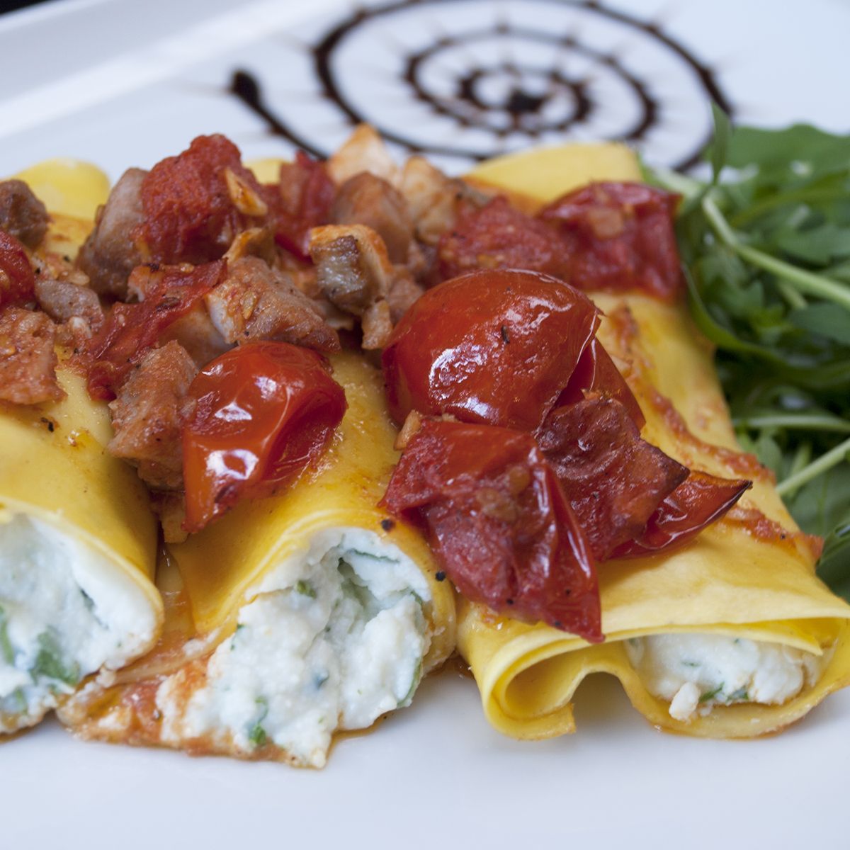 Cannoli di pasta alla rucola e ragù di pesce