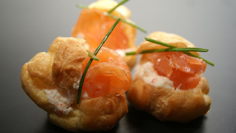 Bignè al salmone e spinaci