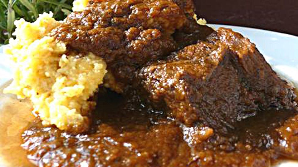 Aletta di manzo bollita con assortimento di salse