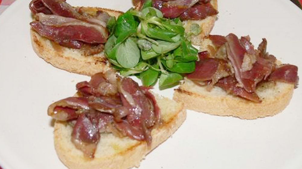Crostoni con petto d’oca