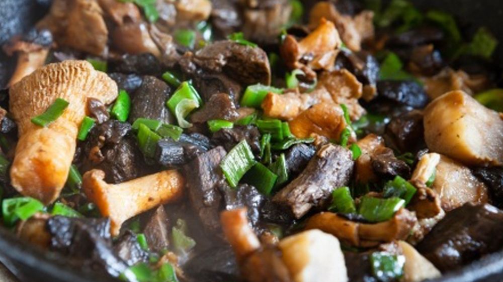 Fagottini di sfoglia ai porcini e  salsa al formaggio ubriaco