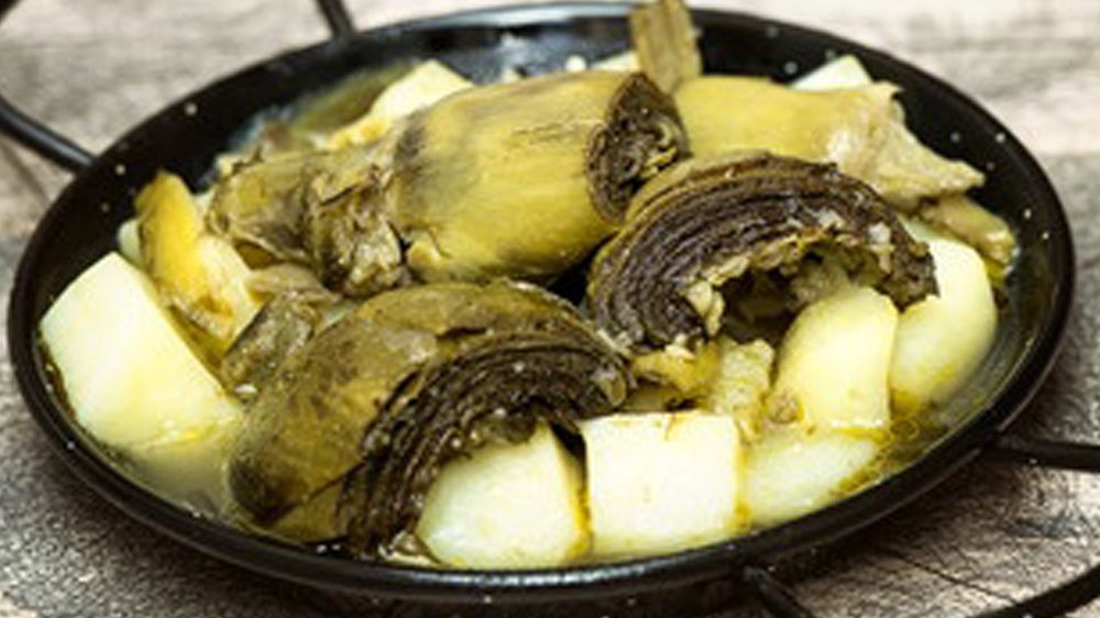Tegame di carciofi e patate