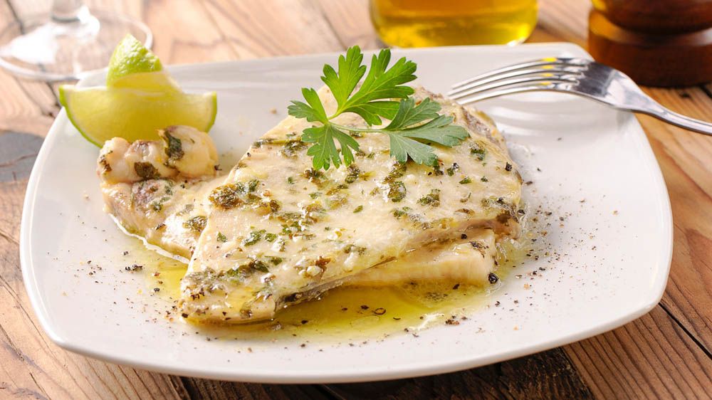 Tagliata di spada con salsa  di lamponi