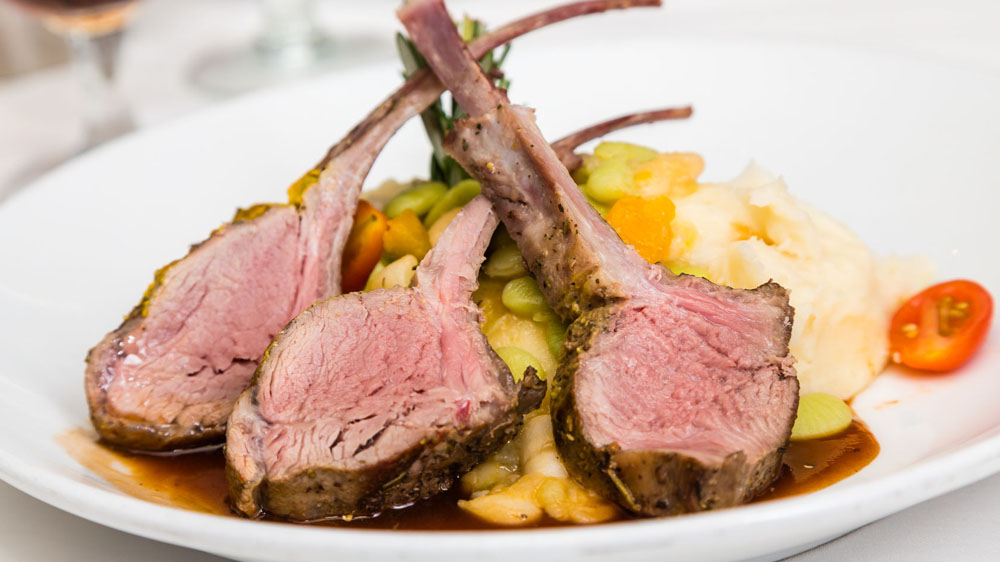 Carrè d’agnello al timo e lardo