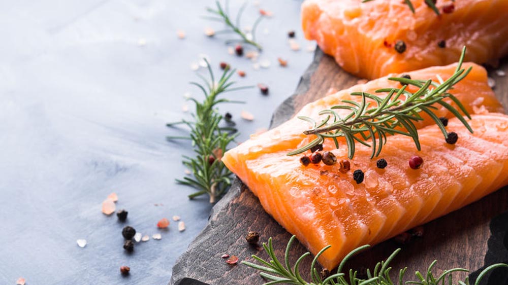 Salmone croccante con insalata di noodles